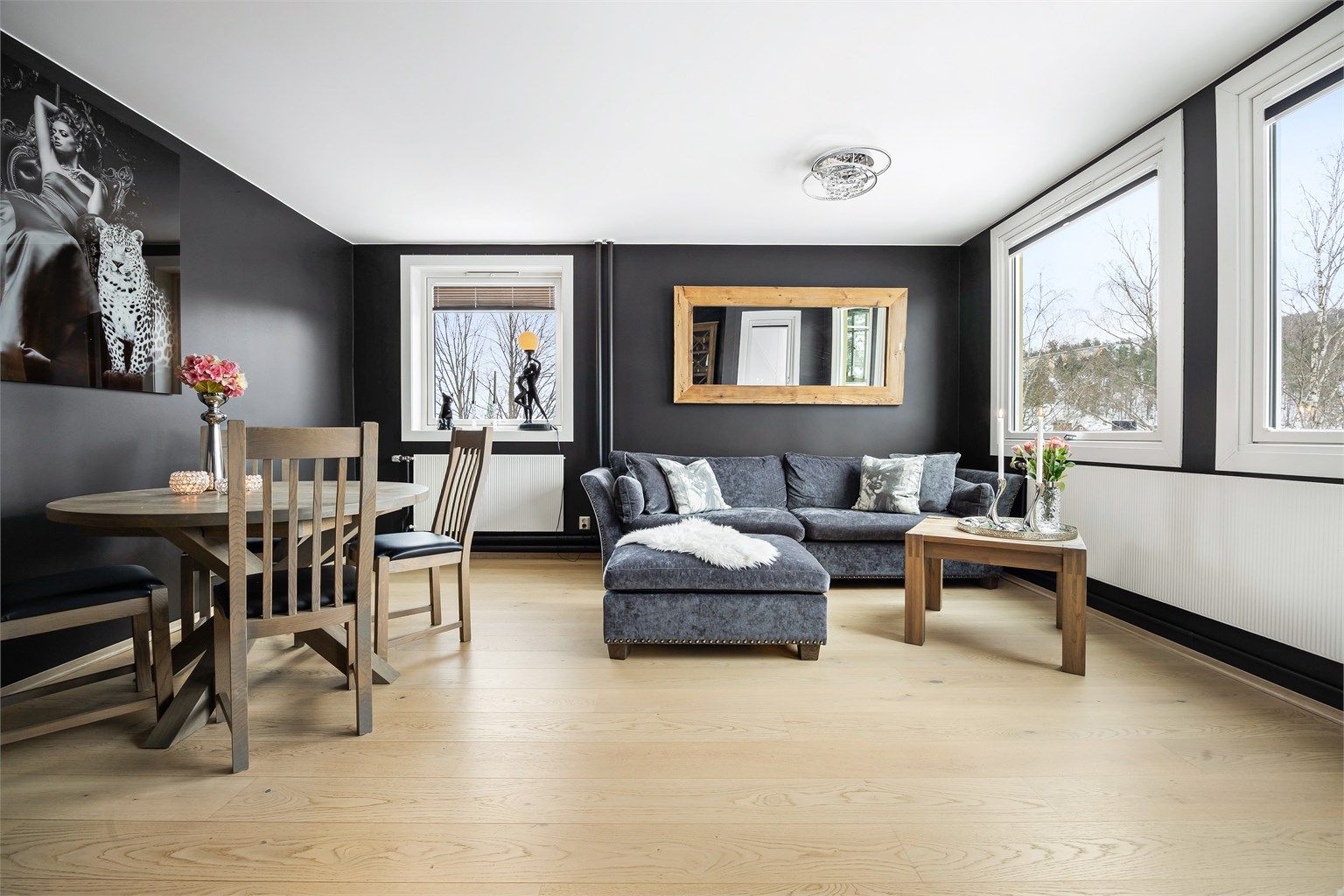 Store vindusflater med 2-lags glass fra 2019 gir godt med lys og utsikt.