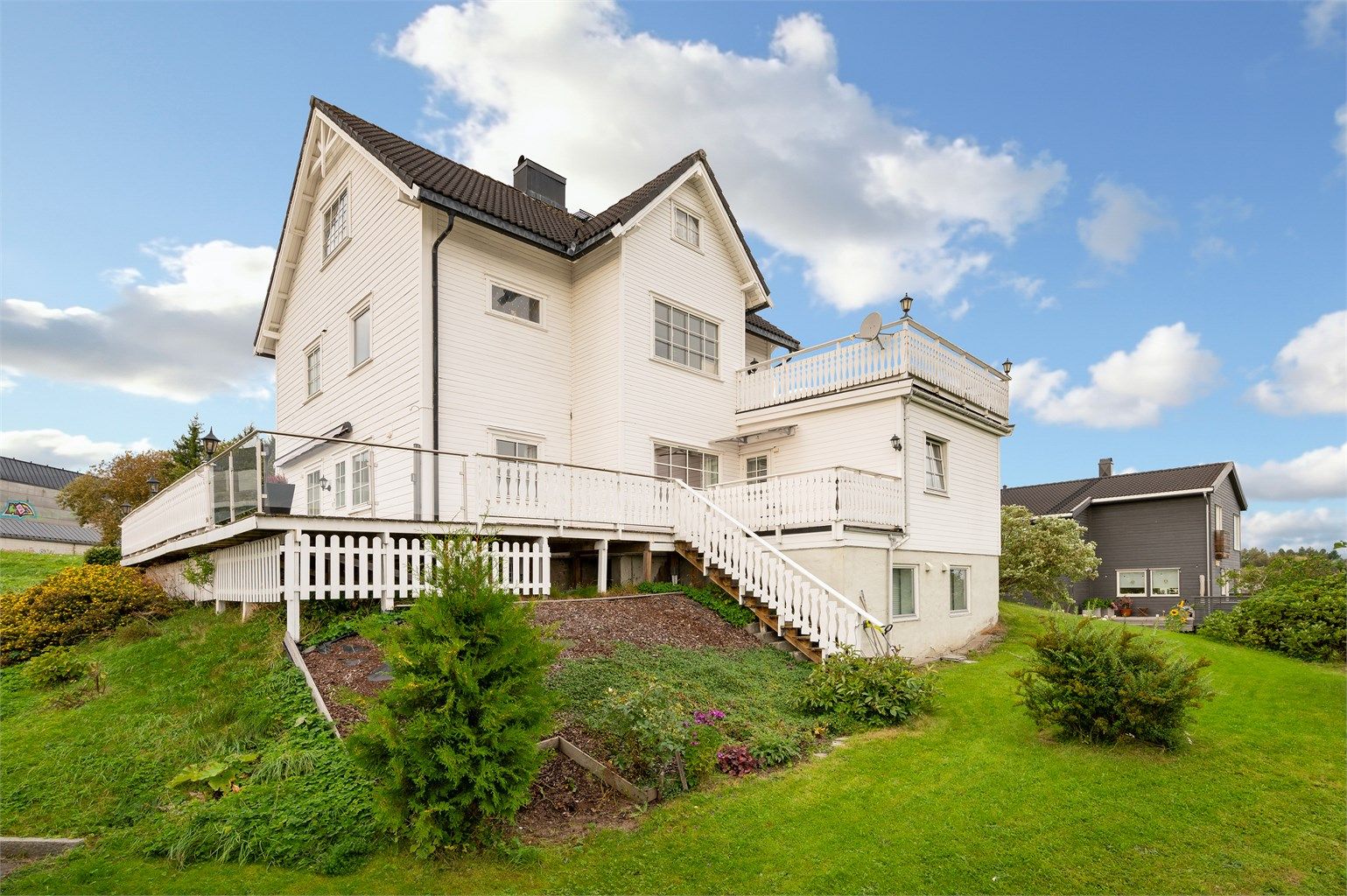 Huset er opprinnelig oppført som horisontaldelt tomannsbolig i 1919, og tilbygd i 1986.