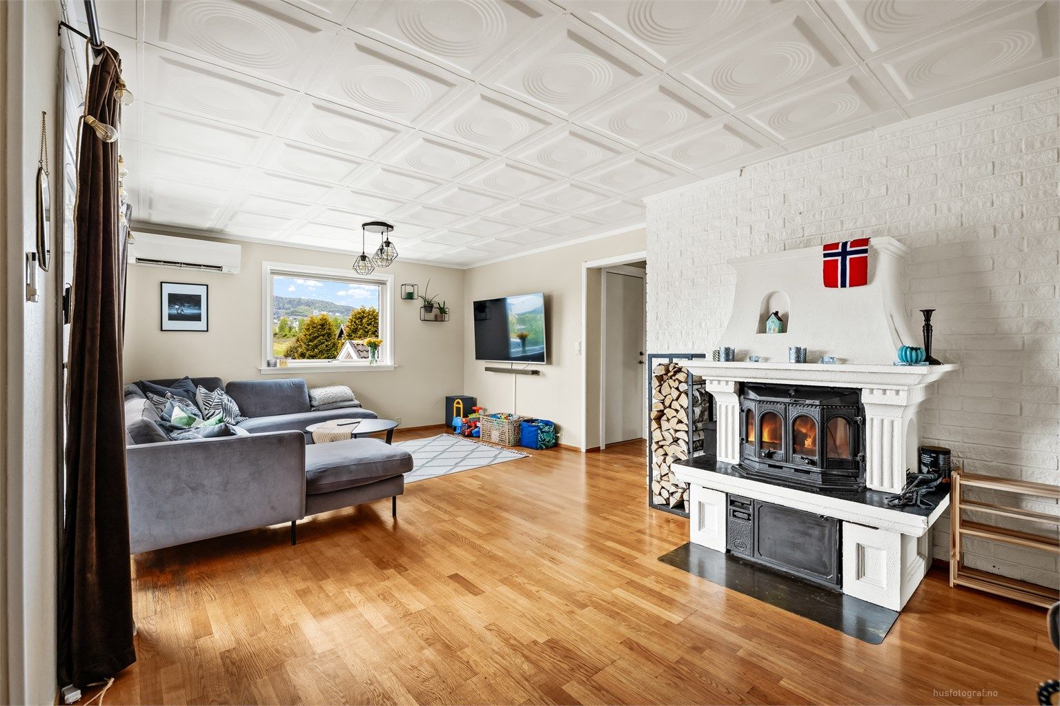 Effektiv oppvarming med både varmepumpe og en stemningsfull peis i murinnsats.