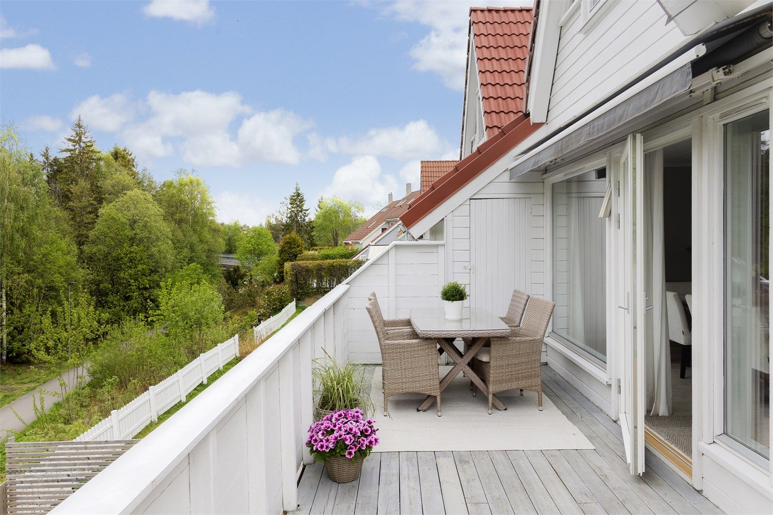 Vestvendt veranda med fint utsyn og gode solforhold. God plass til utemøblement 
