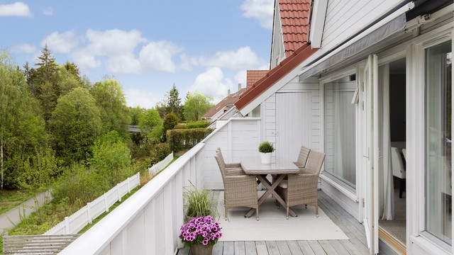 Vestvendt veranda med fint utsyn og gode solforhold. God plass til utemøblement
