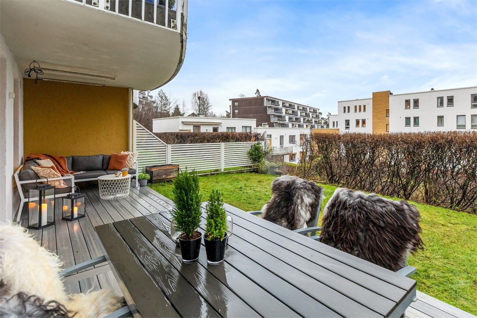 Velkommen til Godthåphaven 2 - en lys og tiltalende 4-roms hjørneleilighet med egen inngang, solrik terrasse og hage, samt garasjeplass. Foto: Zovenfra AS