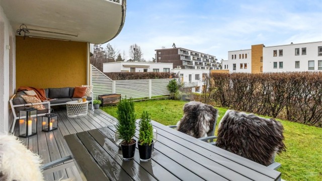 Velkommen til Godthåphaven 2 - en lys og tiltalende 4-roms hjørneleilighet med egen inngang, solrik terrasse og hage, samt garasjeplass. Foto: Zovenfra AS