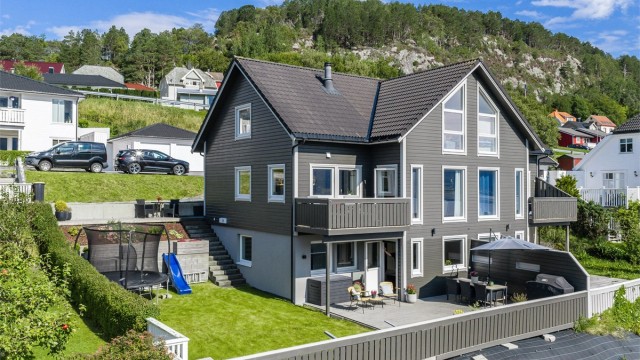 Skolestigen 3B, en flott vertikaldelt tomannsbolig på Hessa i et populært og barnevennlig område
(Foto: Geir Srisoi)