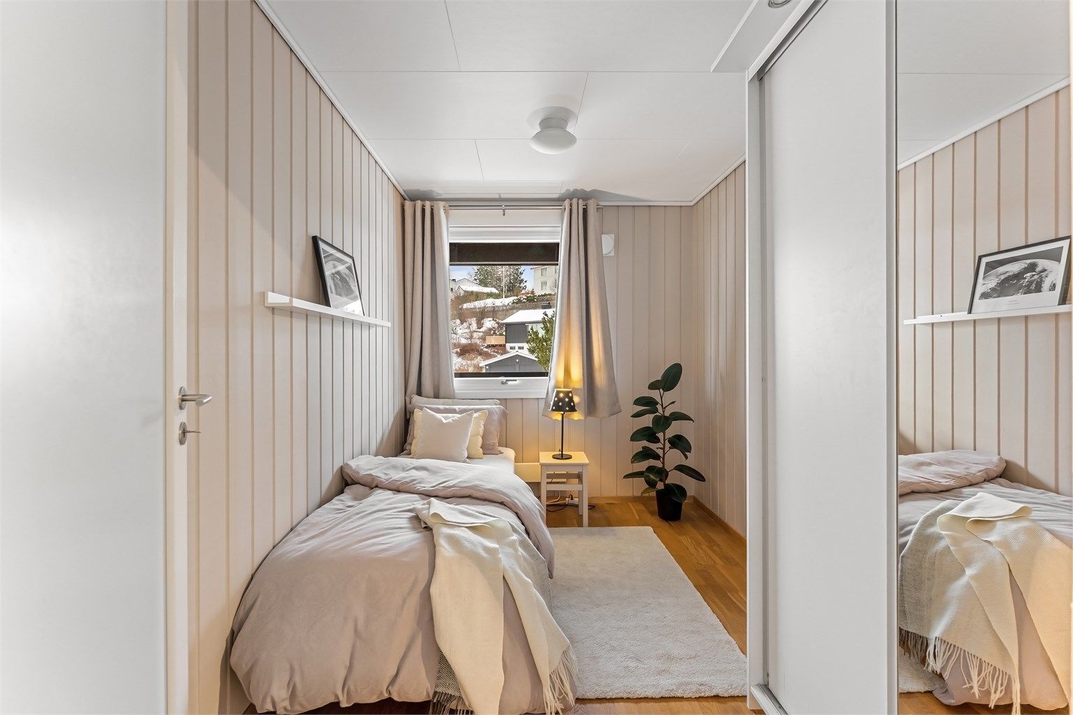 Det fjerde soverommet har skyvedørsgarderobe for effektiv oppbevaring.