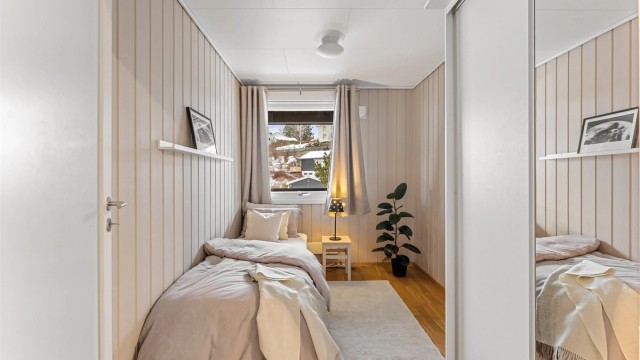 Det fjerde soverommet har skyvedørsgarderobe for effektiv oppbevaring.