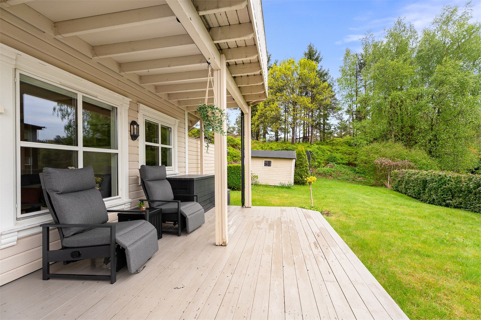 Her får du godt med sol fra ca. 12 til 22 på sommerstid iflg. selger. 