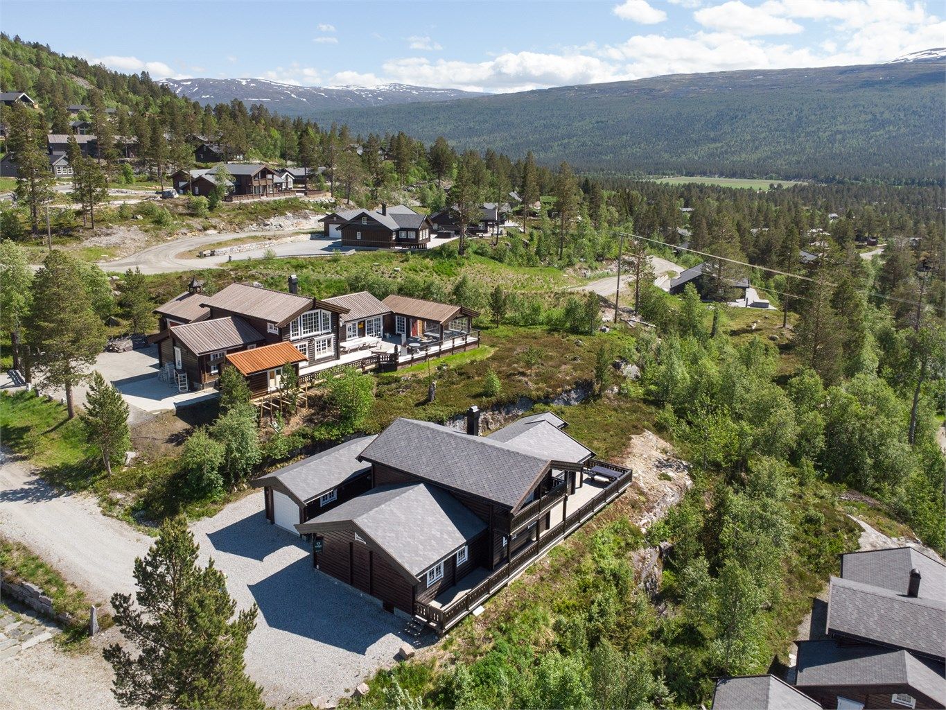 Dronebilde av hytten og nærområdet