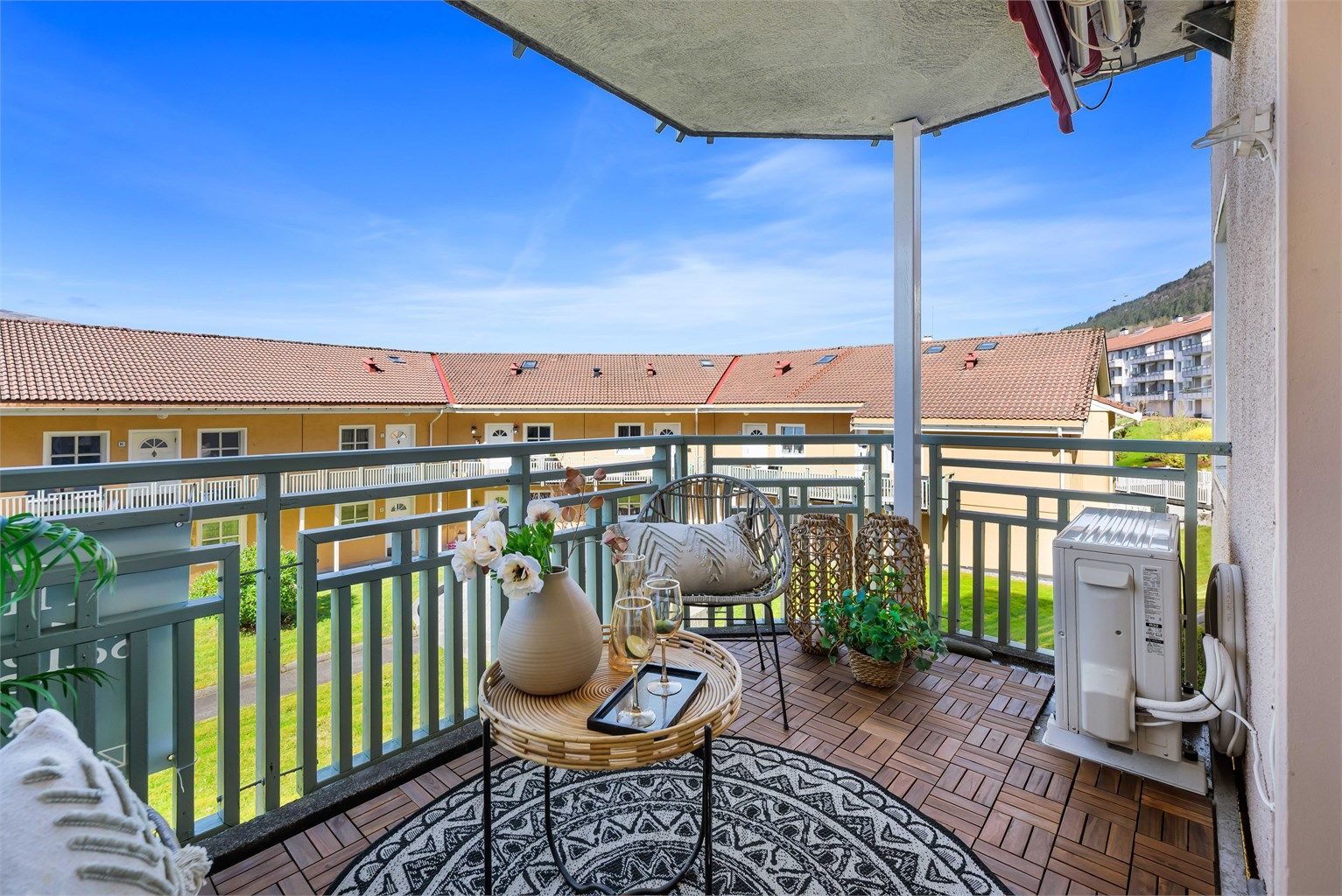 Verandaen har nytt dekke og sol fra ca 13-23 midtsommers. 