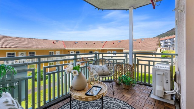 Verandaen har nytt dekke og sol fra ca 13-23 midtsommers.