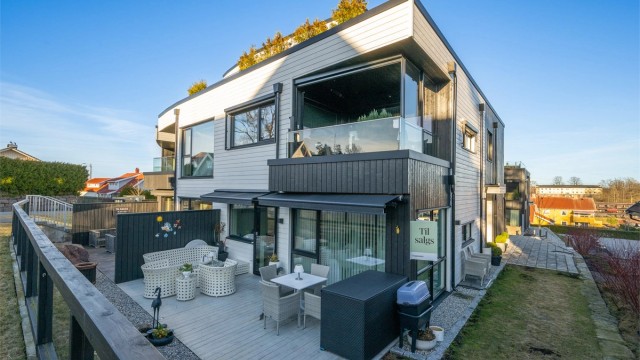 Fra stuen er det direkte utgang til en stor, vestvendt terrasse på 21 m² med god plass til flere sittegrupper.