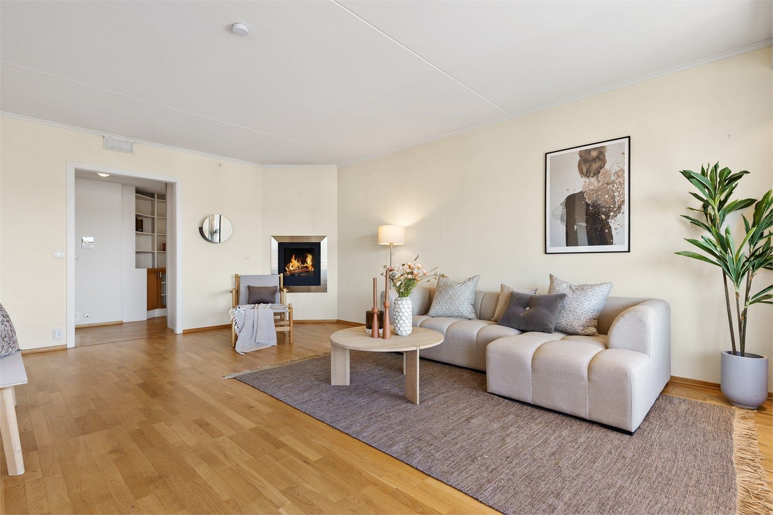 Stue med flere møbleringsmuligheter. Det er plass til sittegruppe og TV-område.