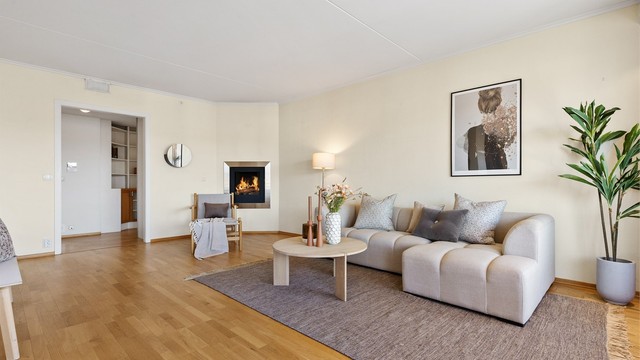 Stue med flere møbleringsmuligheter. Det er plass til sittegruppe og TV-område.