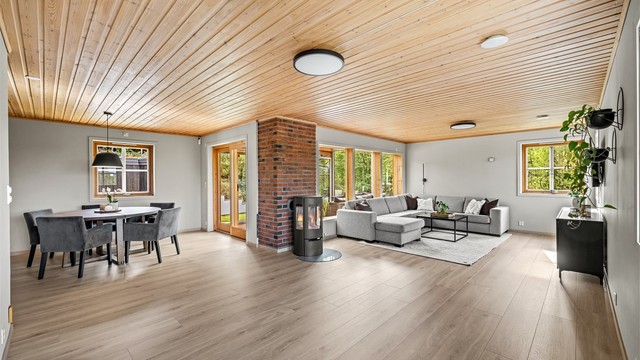 Stor og åpen stue med plass til både sofagruppe og spisebord.