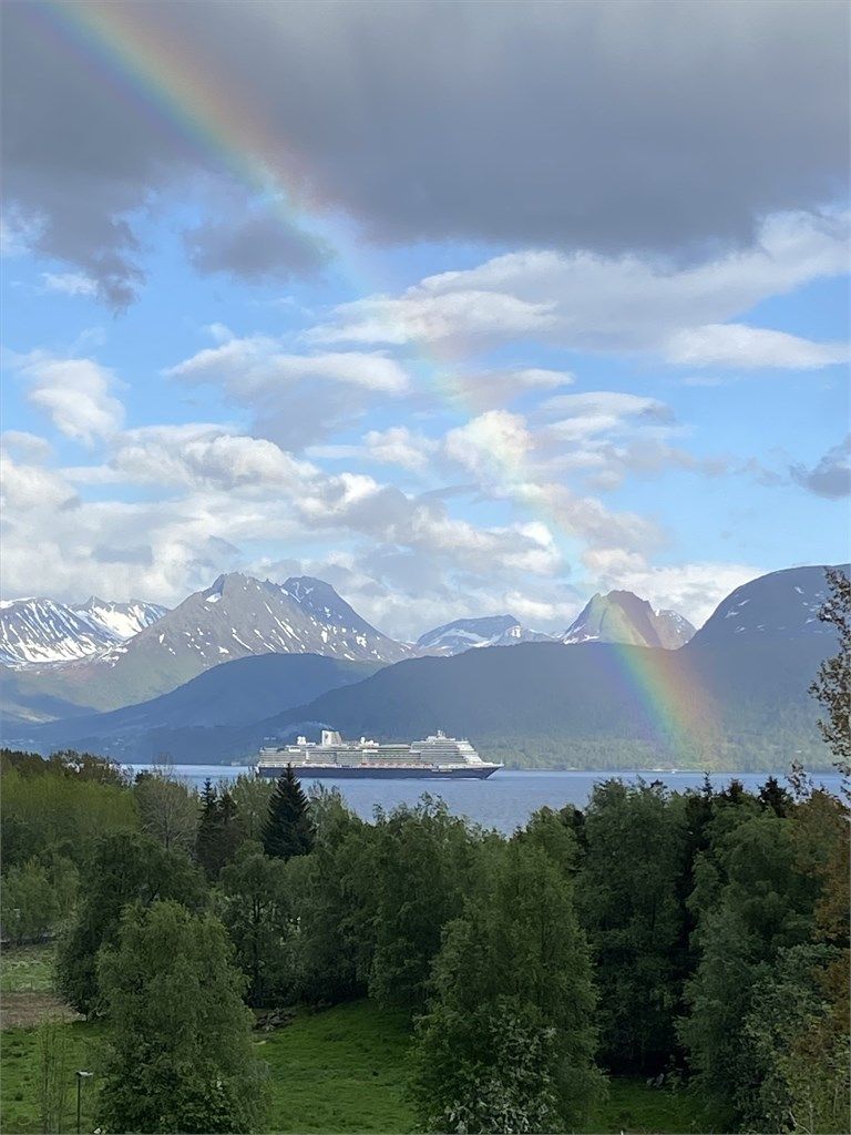 Utsikt over fjorden med cruise-trafikken til og fra Geiranger