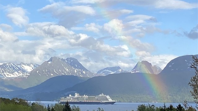 Utsikt over fjorden med cruise-trafikken til og fra Geiranger