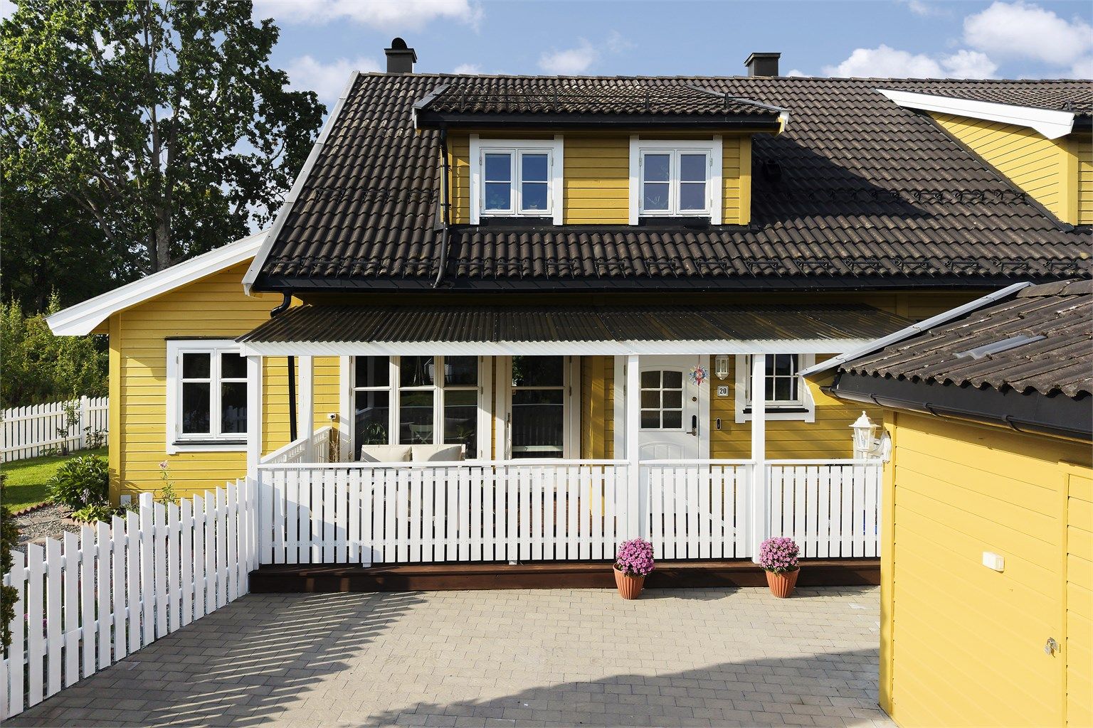 Eiendommen har belegningsstein på gårdsplassen.