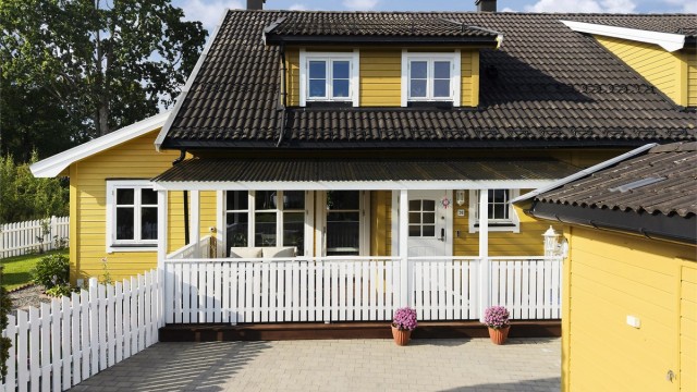 Eiendommen har belegningsstein på gårdsplassen.