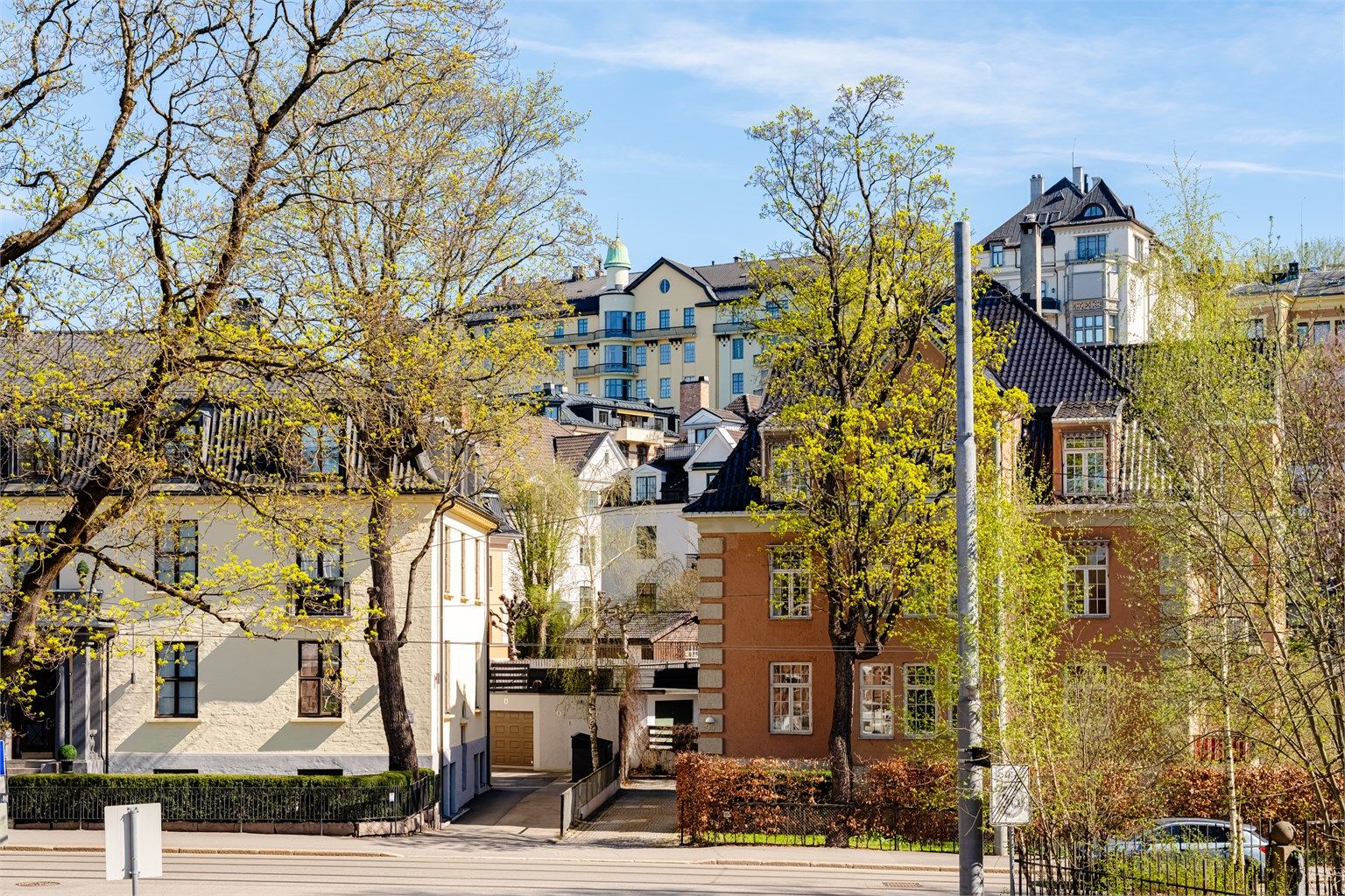 Leiligheten ligger i et flott og etablert nabolag. 