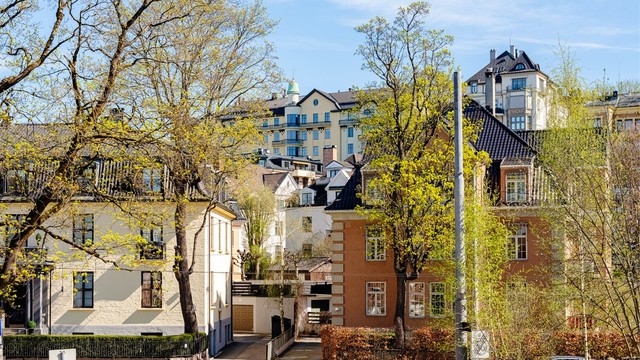 Leiligheten ligger i et flott og etablert nabolag.