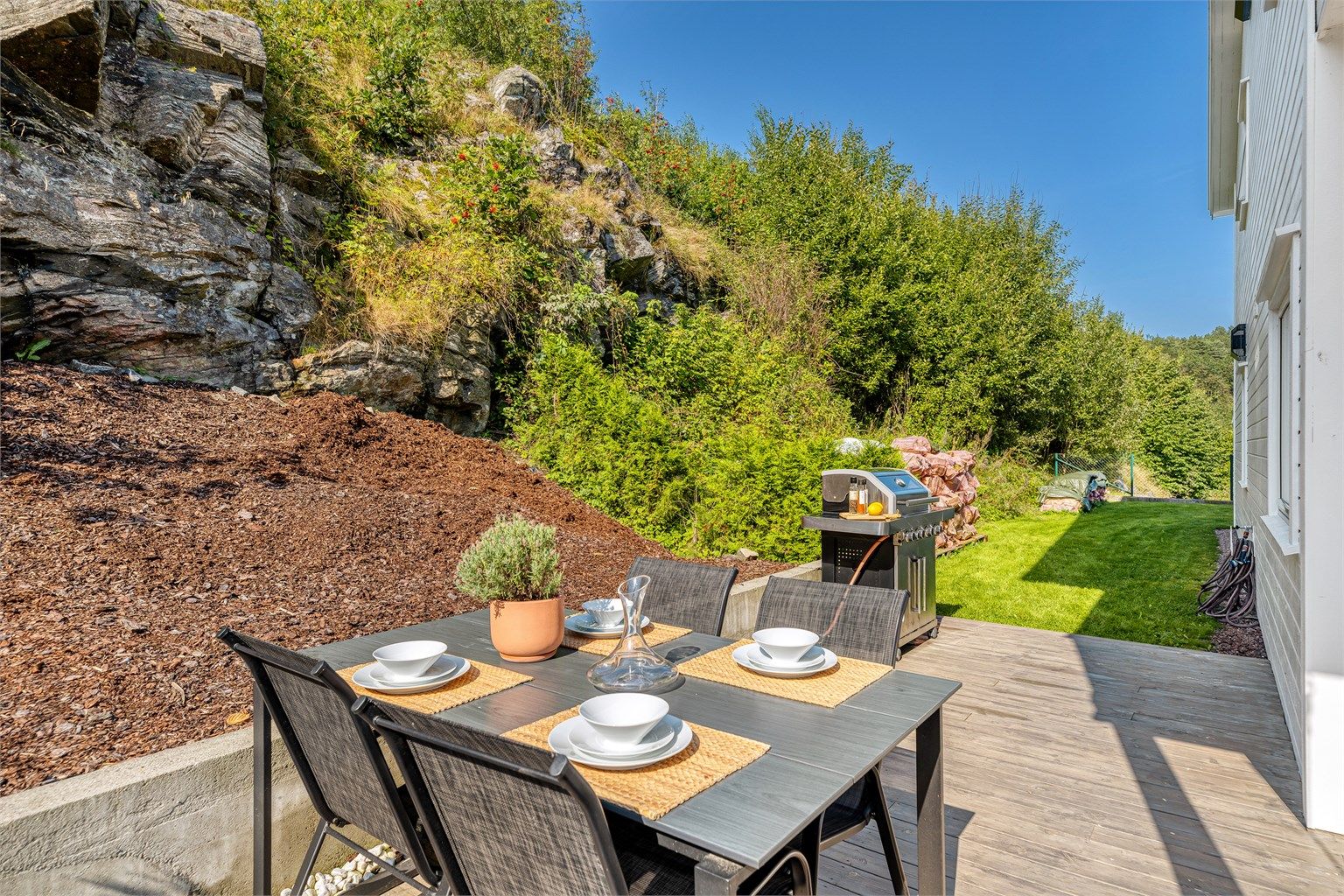 Uteplassen strekker seg langs siden.