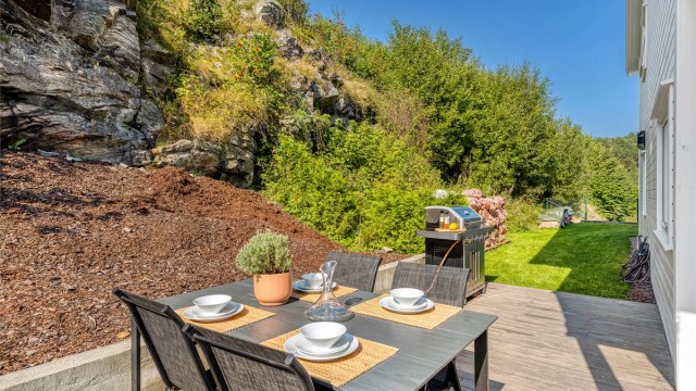 Uteplassen strekker seg langs siden.