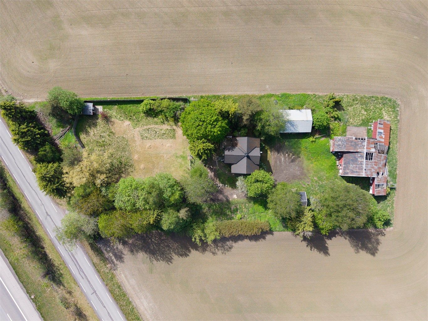 Landlig og skjermet beliggenhet omkranset av skogkant