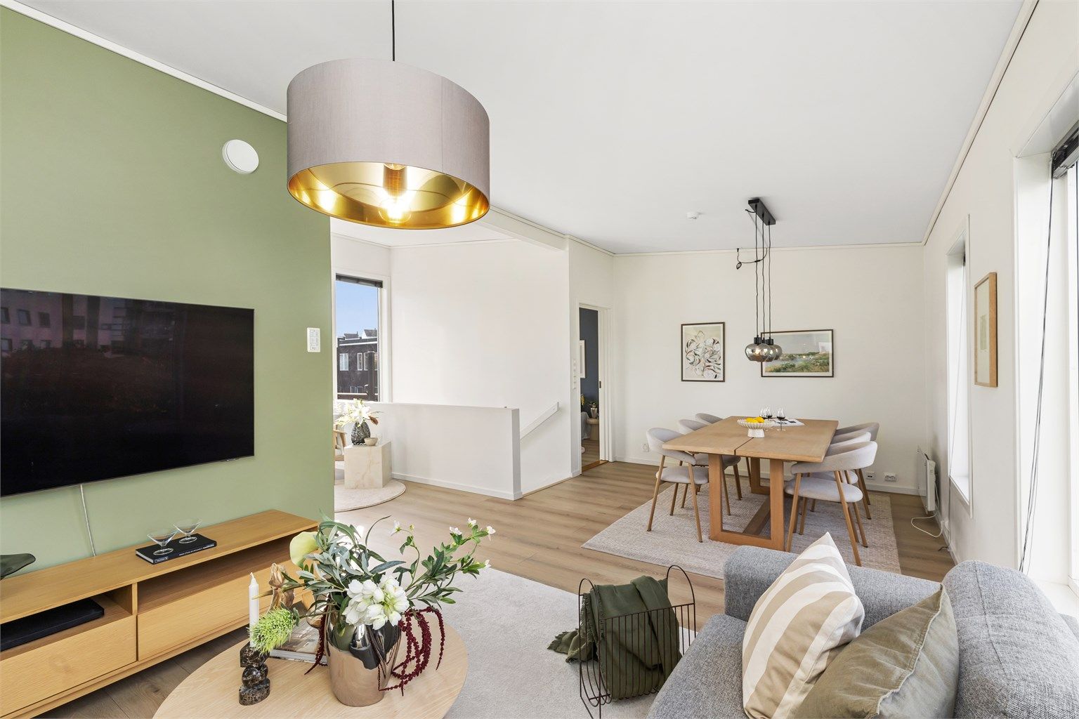 Tv-stuen har lun atmosfære med tidsriktige fargevalg og god plass til sofagruppe.