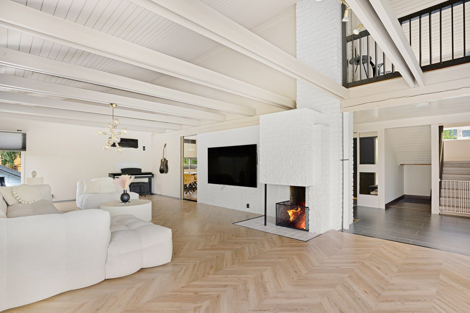 Velkommen til Bronseveien 2 - en innholdsrik enebolig med flotte solrike uteplasser, dobbelt garasje og sentralt beliggenhet på Tinnheia. 