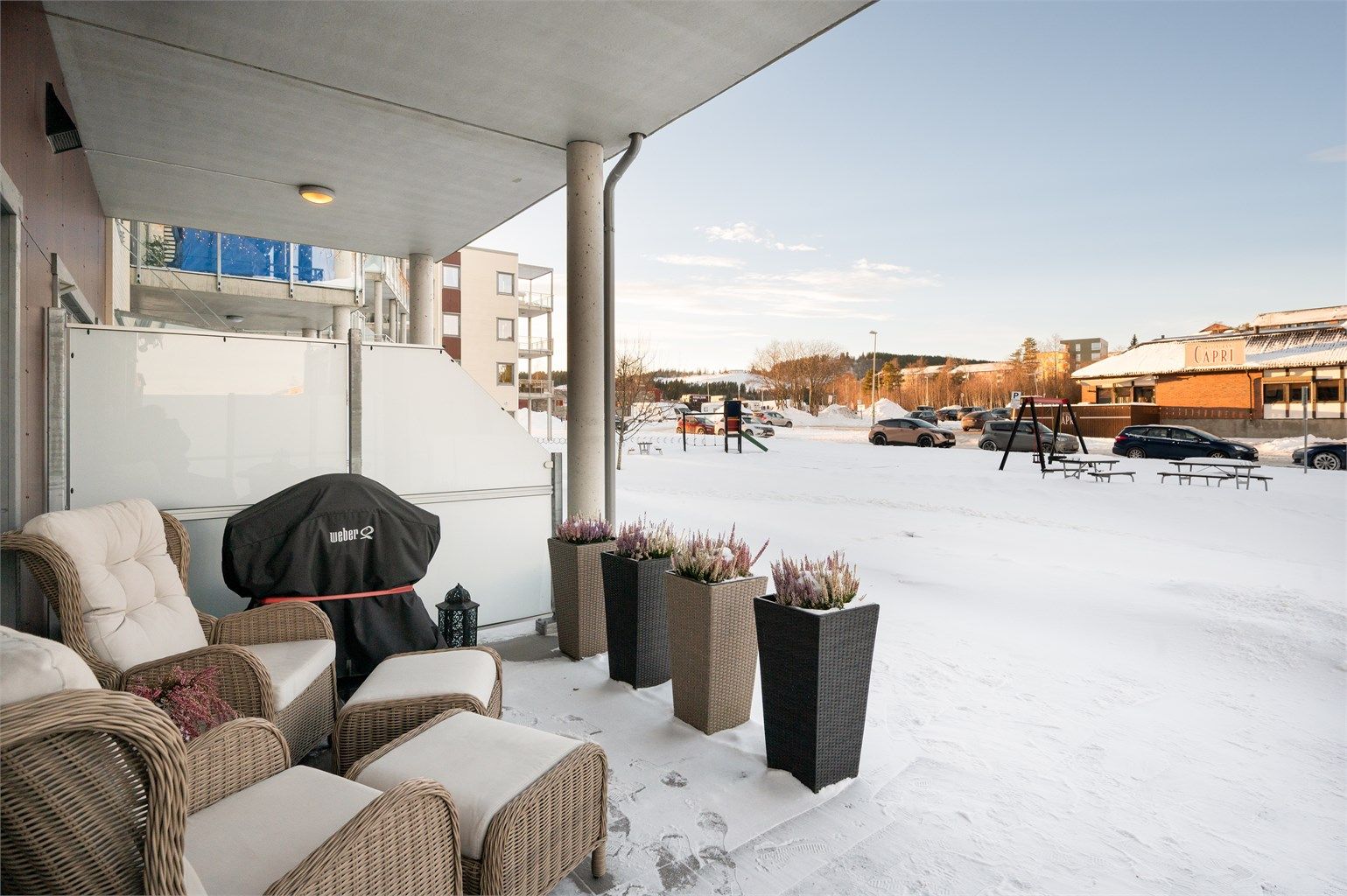 Eiendommen har en fin beliggenhet i et fredelig og familievennlig nabolag på Flatåsen, omgitt av store grøntområder. Dette gir deg flotte muligheter med enkel tilgang til skog og mark, perfekt for de som setter pris på friluftsliv og turer.