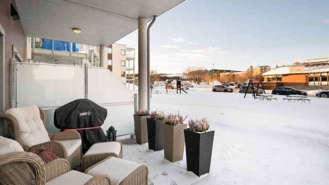 Eiendommen har en fin beliggenhet i et fredelig og familievennlig nabolag på Flatåsen, omgitt av store grøntområder. Dette gir deg flotte muligheter med enkel tilgang til skog og mark, perfekt for de som setter pris på friluftsliv og turer.