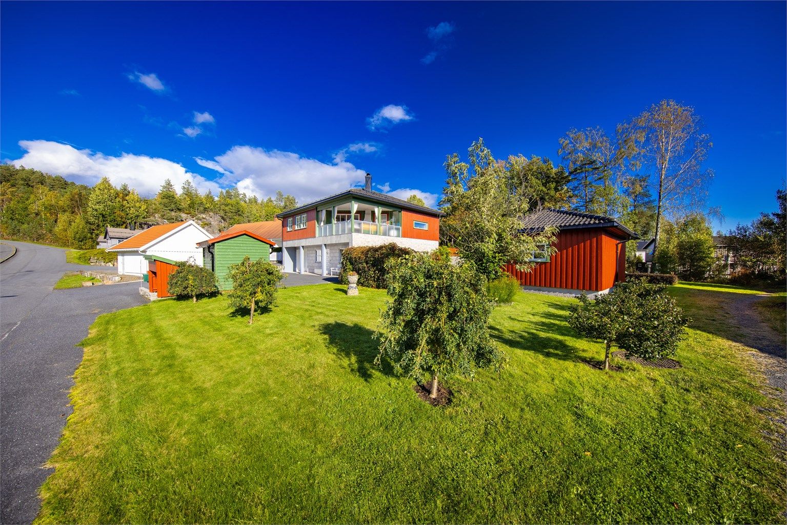 Tomten er forholdsvis flat og er pent opparbeidet.