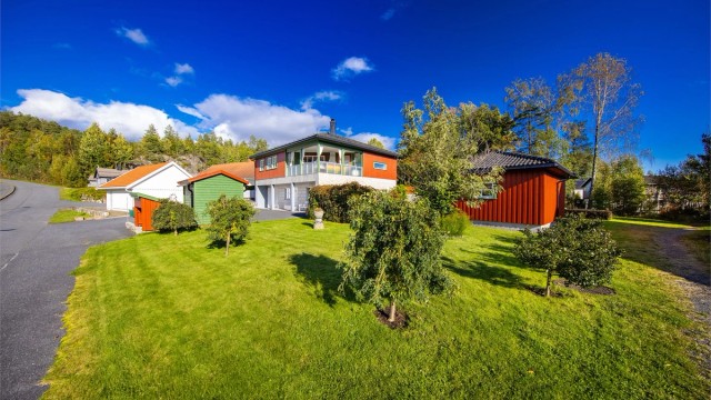 Tomten er forholdsvis flat og er pent opparbeidet.