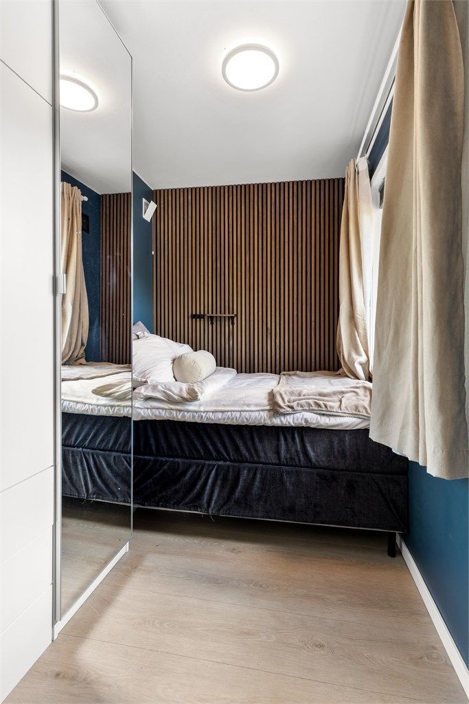 Soverommet har adkomst fra stuen og det er plass til en seng og garderobe.
