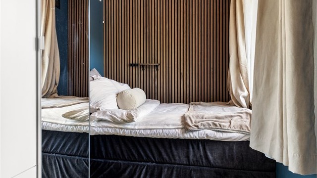 Soverommet har adkomst fra stuen og det er plass til en seng og garderobe.