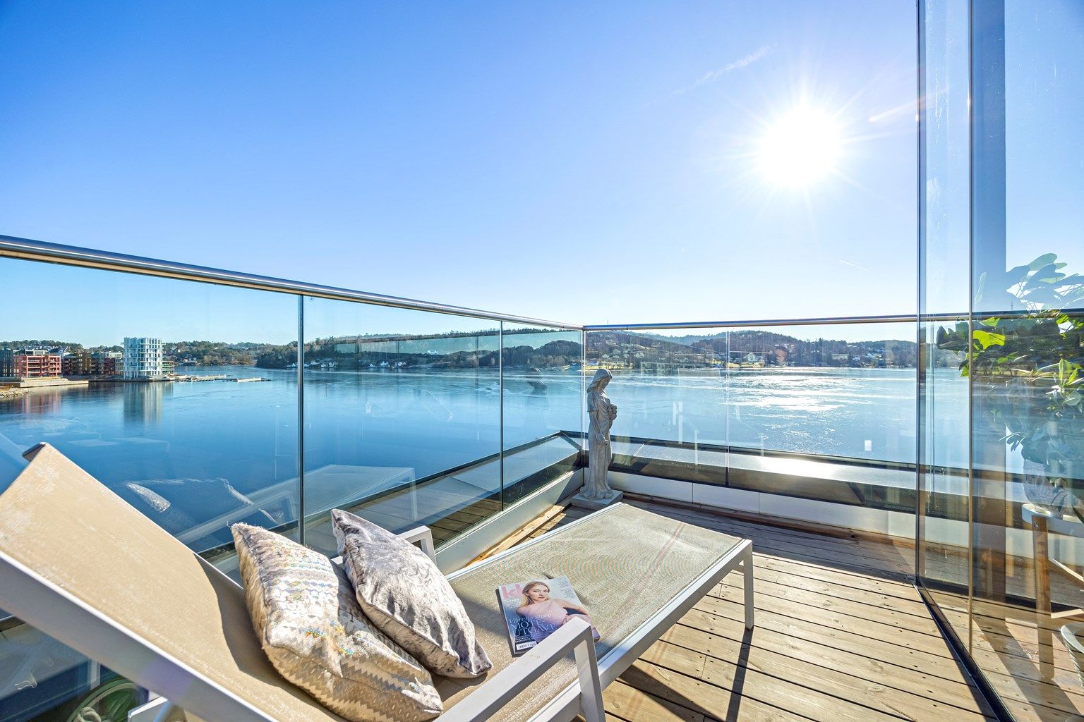 Usjenert, stor og solrik terrasse med sjøutsikt