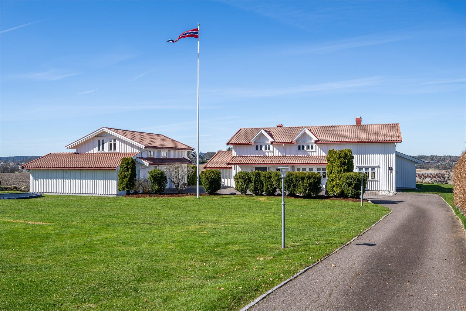 Eiendommen er unik med to store garasjebygg på totalt 222 m², som gir rikelig med plass for biler, hobby, lagring og hjemmekontor.