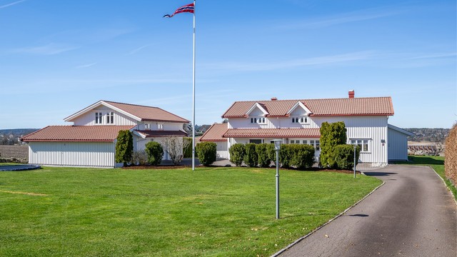 Eiendommen er unik med to store garasjebygg på totalt 222 m², som gir rikelig med plass for biler, hobby, lagring og hjemmekontor.