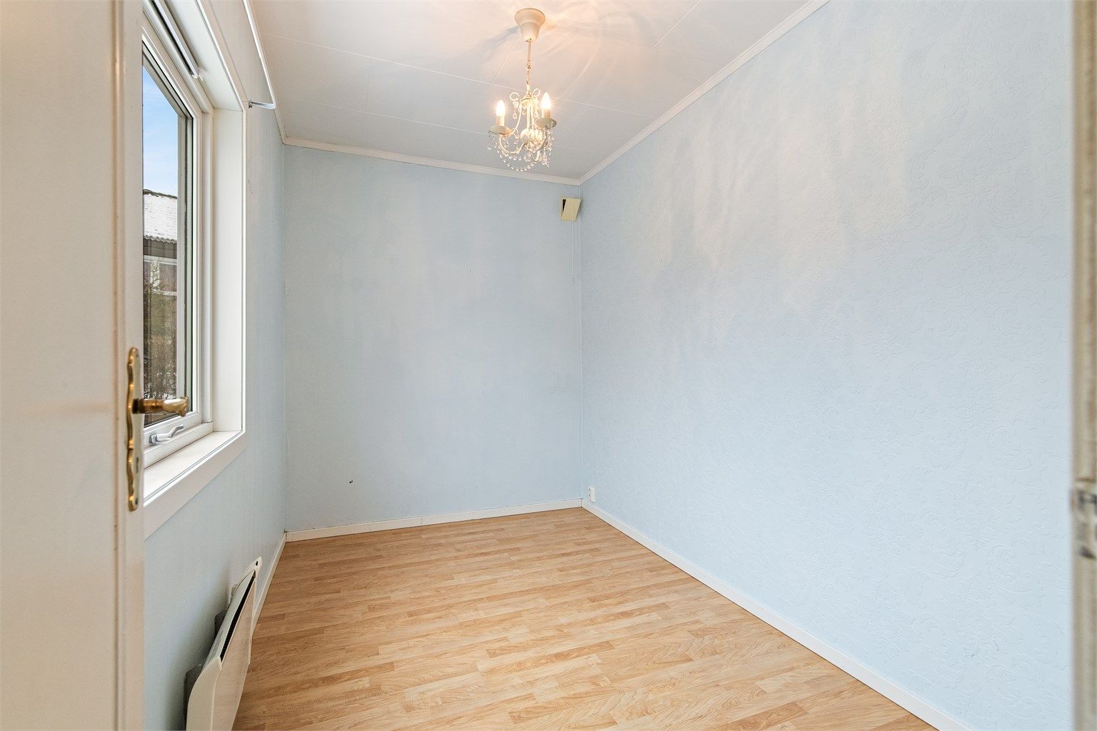 Soverom nummer tre med tilknytning til kjøkkenet. Det gjøres oppmerksom på at rommet ikke er søkt eller godkjent. Se salgsoppgavens punkt "ferdigattest" for mer informasjon.