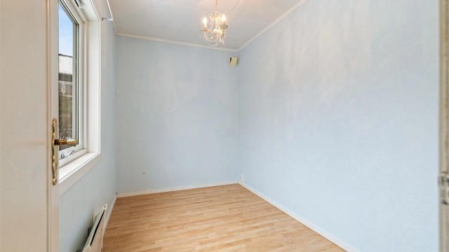 Soverom nummer tre med tilknytning til kjøkkenet. Det gjøres oppmerksom på at rommet ikke er søkt eller godkjent. Se salgsoppgavens punkt "ferdigattest" for mer informasjon.