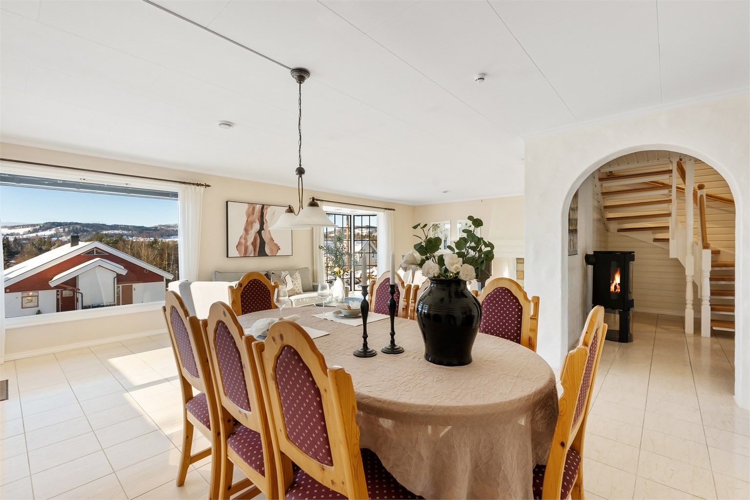 Fra spisestuen ser man tilbake mot trappegangen med vedovnen.