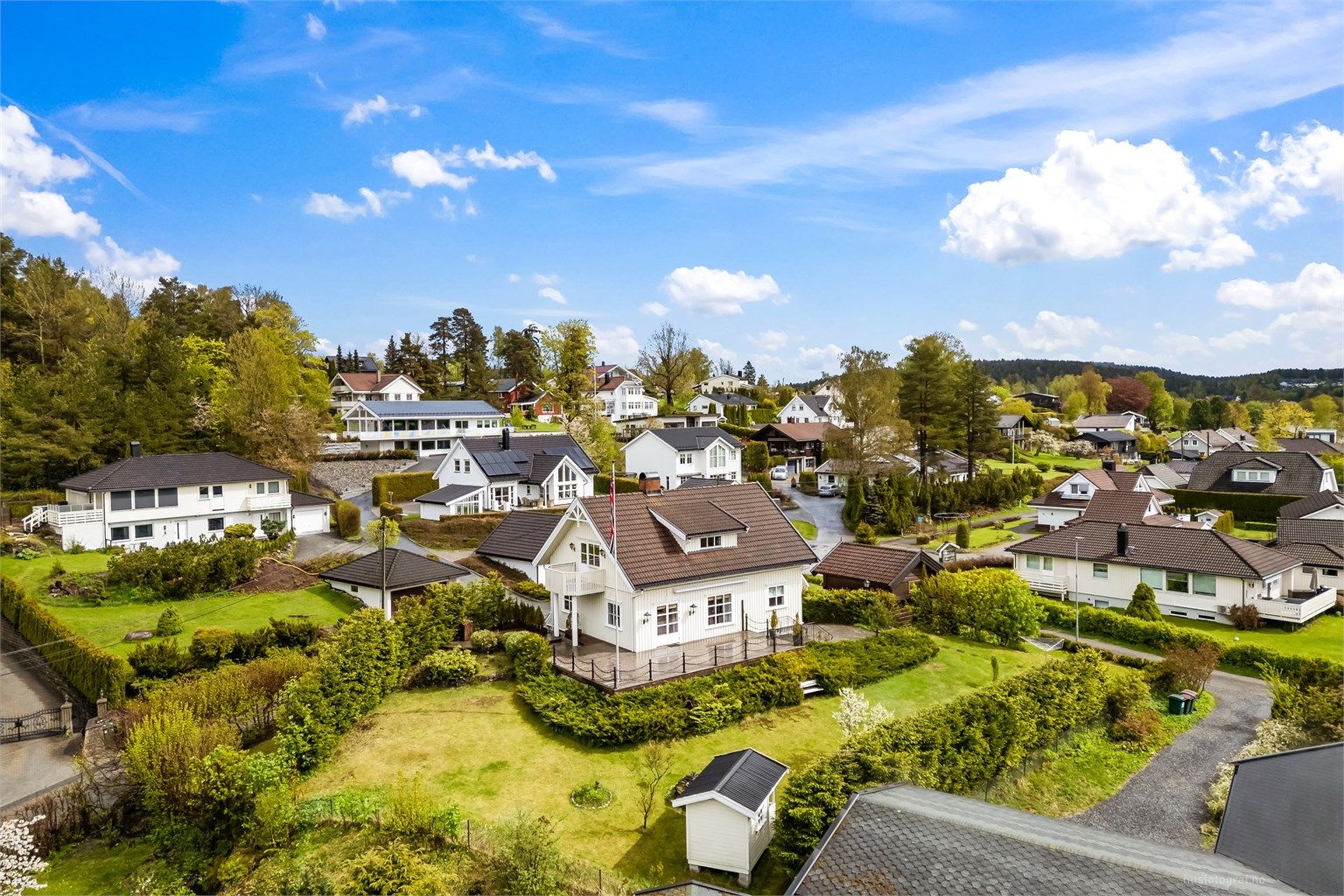 Boligen ligger like ved Konnerud barneskole, bussholdeplass og Stordammen.