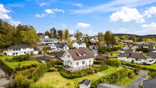 Boligen ligger like ved Konnerud barneskole, bussholdeplass og Stordammen.