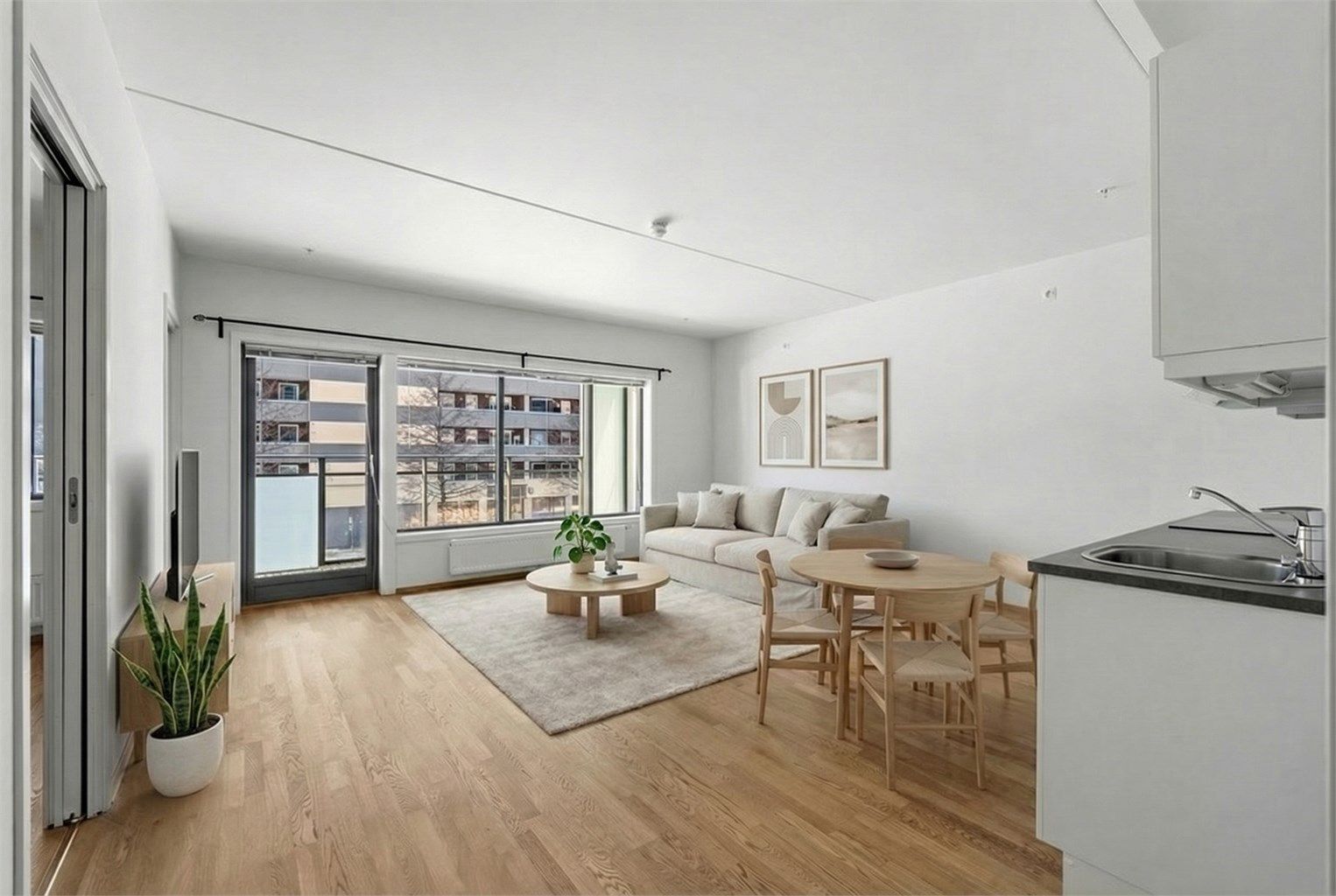 De store vindusflatene slipper inn rikelig med naturlig lys, og gir en romslig følelse. Bildet er digital stylet.