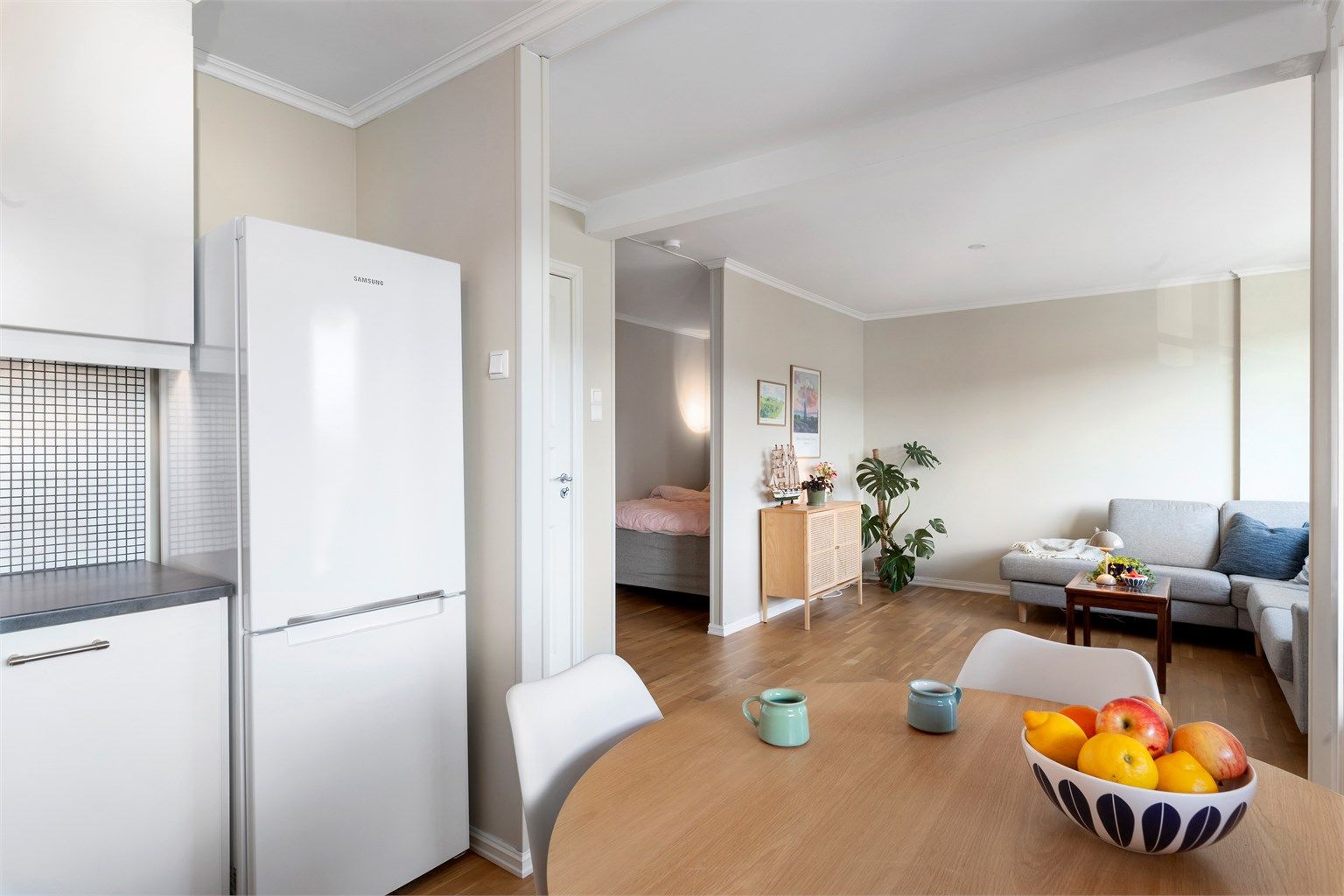 Fra entré kommer man inn i et lyst og innbydende oppholdsrom med åpen løsning mellom stue og kjøkken. Veggflatene er malt i 2025 i en lekker beigefarge