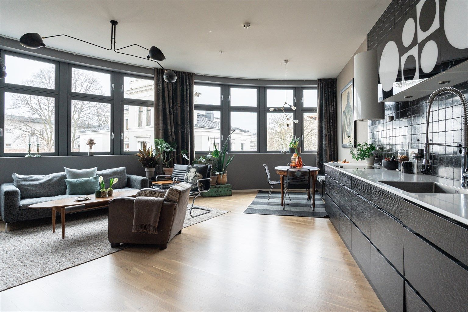 Bygget ble bygget om fra næringslokaler til leiligheter i 2013 og har store vindusflater som gir mye naturlig lys.