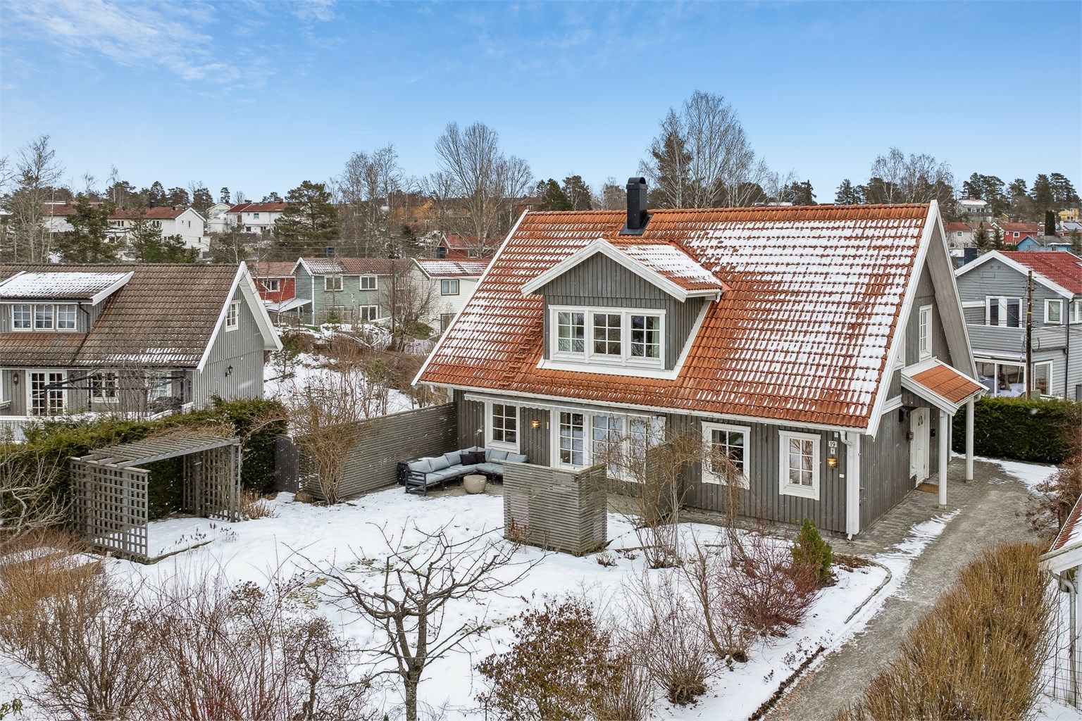 Velkommen til Flaskekroken 19! En lys og luftig enebolig presentert av Elisiff Wennersgaard v/Krogsveen Nesodden. Foto: Per O. Skjellnan v/Eftk