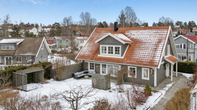 Velkommen til Flaskekroken 19! En lys og luftig enebolig presentert av Elisiff Wennersgaard v/Krogsveen Nesodden. Foto: Per O. Skjellnan v/Eftk