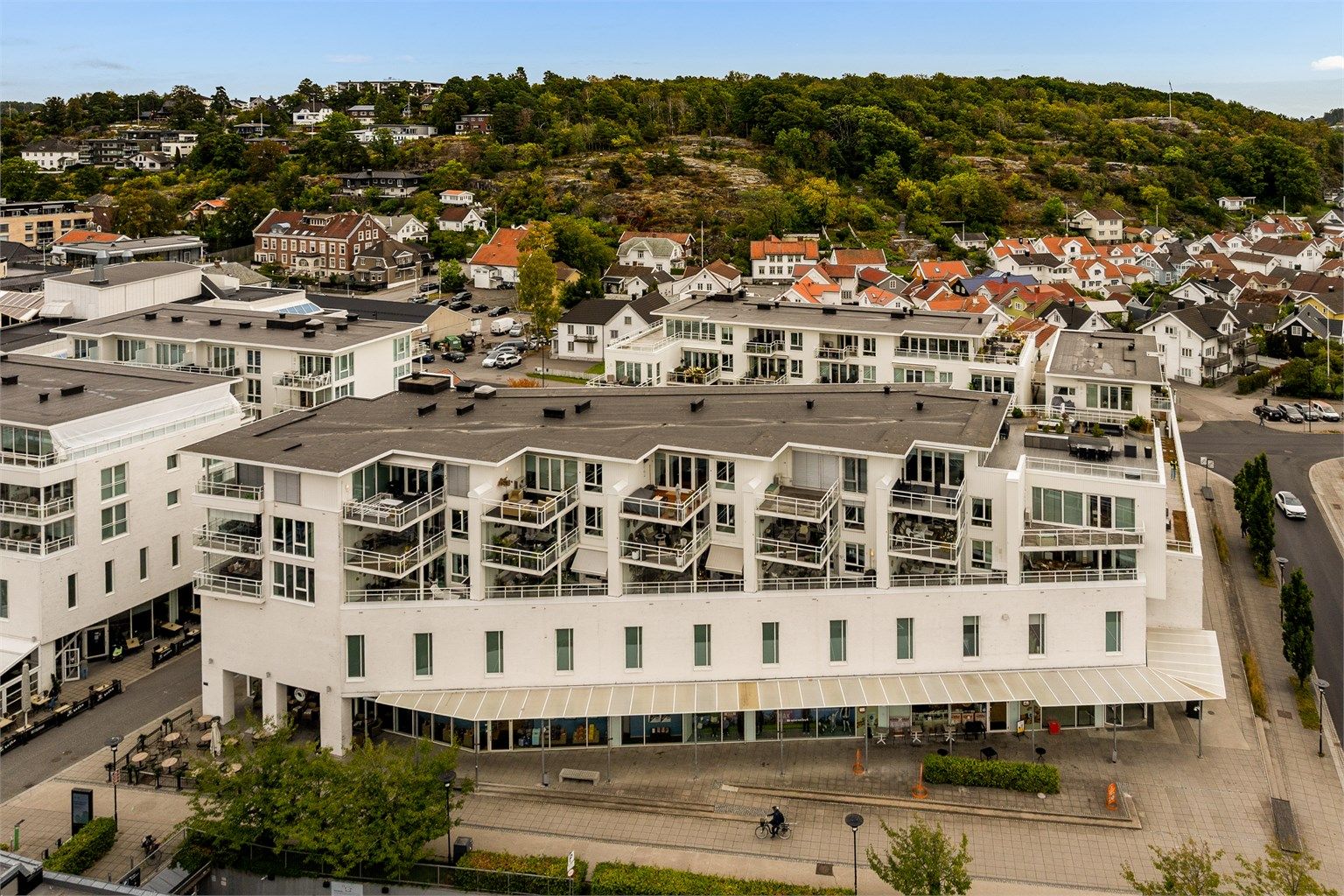 Kombinert nærings- og leilighetsbygg oppført i 2009 med parkeringskjeller og heis.