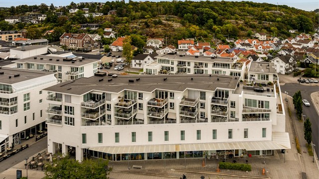 Kombinert nærings- og leilighetsbygg oppført i 2009 med parkeringskjeller og heis.
